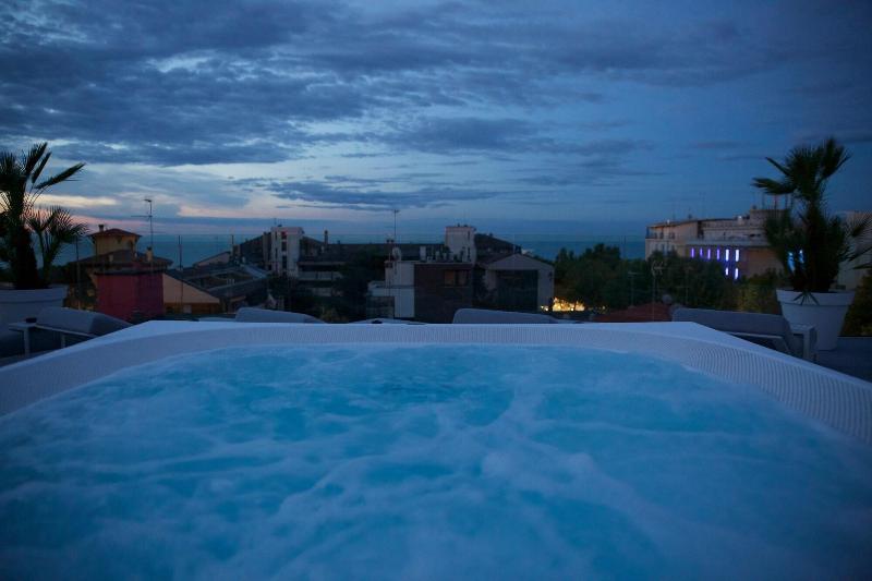 Monaco Suites Hotel Lignano Sabbiadoro Buitenkant foto