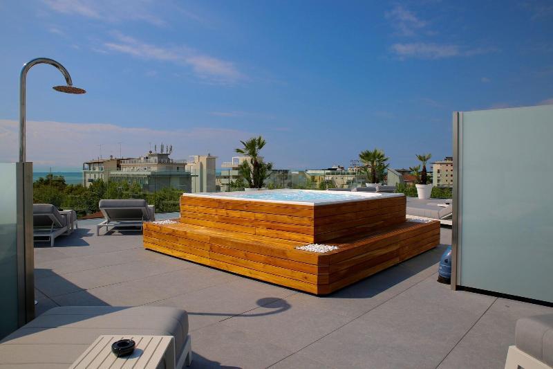 Monaco Suites Hotel Lignano Sabbiadoro Buitenkant foto