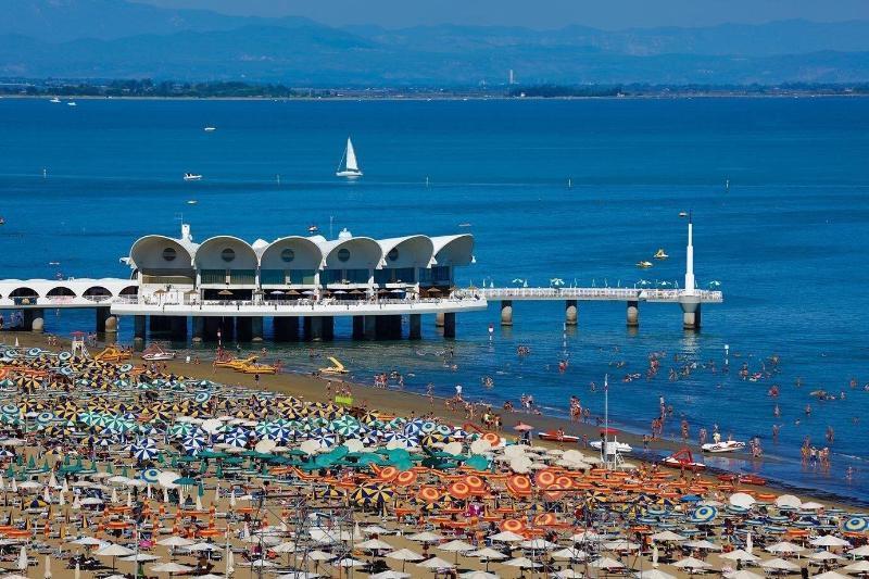 Monaco Suites Hotel Lignano Sabbiadoro Buitenkant foto