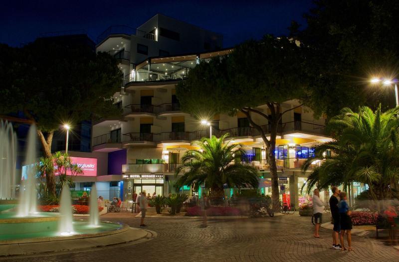 Monaco Suites Hotel Lignano Sabbiadoro Buitenkant foto