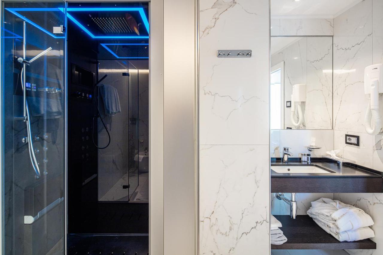 Monaco Suites Hotel Lignano Sabbiadoro Buitenkant foto